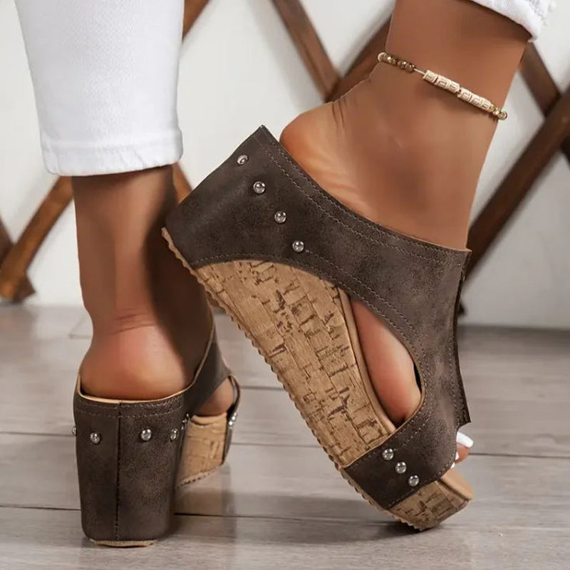 Sandalias de cuña con adornos de tachuelas para mujer